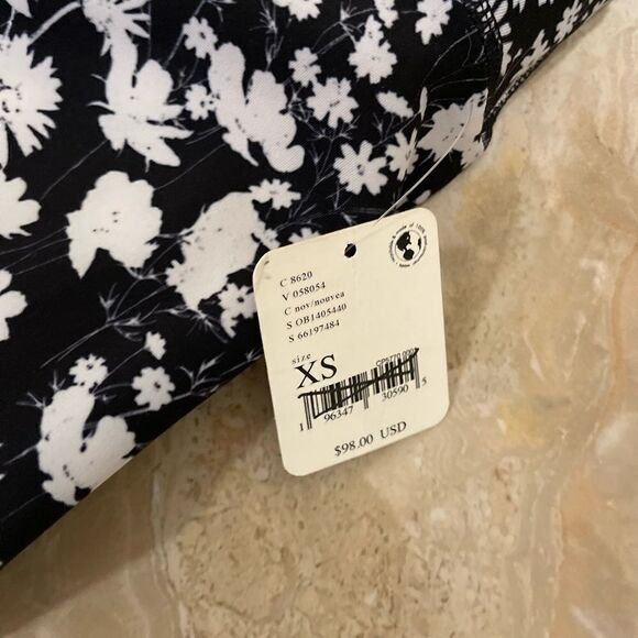NWT Ā FreeāPeople Printed Lose Control Wrap Leggings / Floral size XSā
NWT - Picture 7 of 9